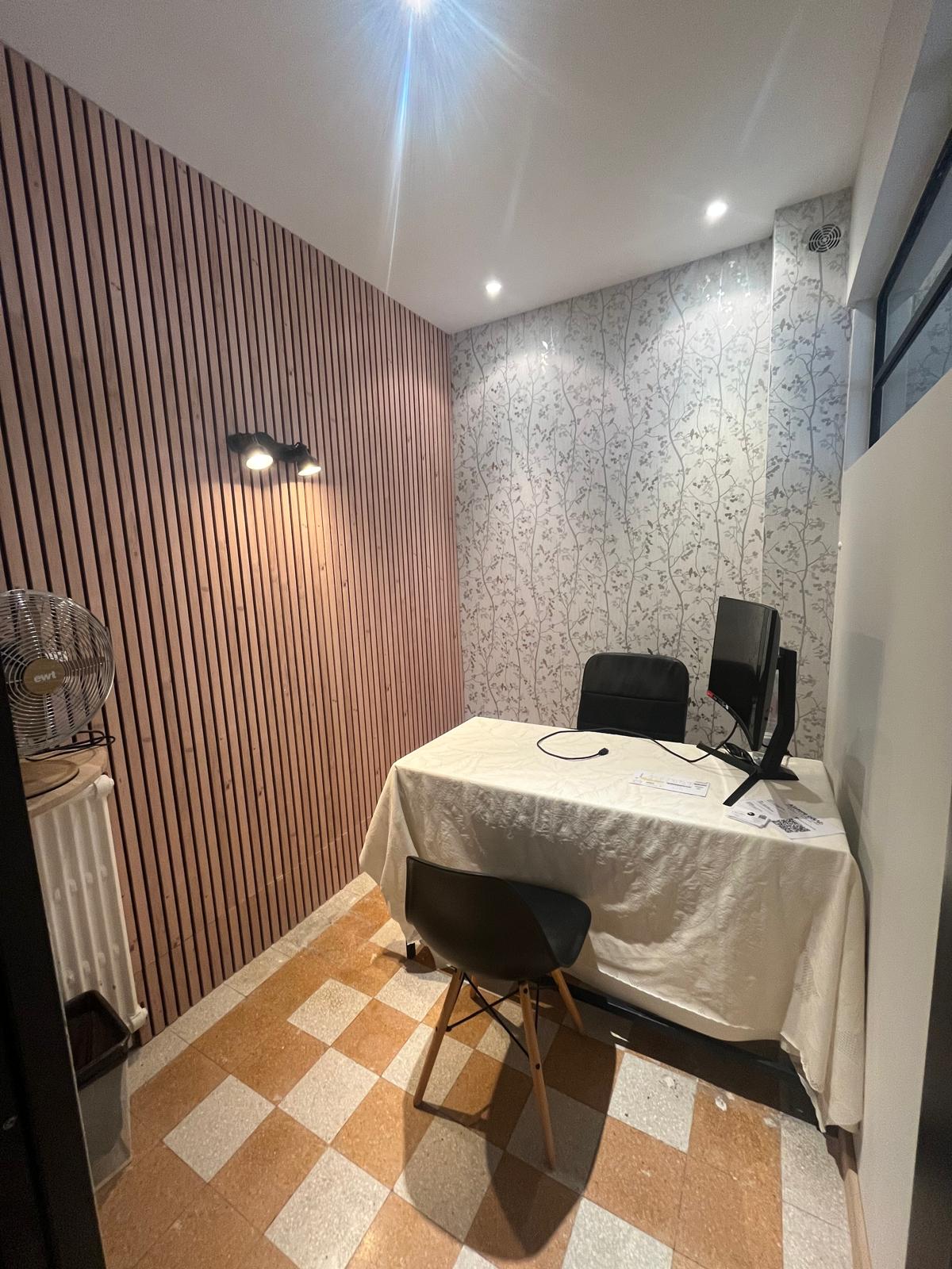 Le studio, mur en bois, très calme